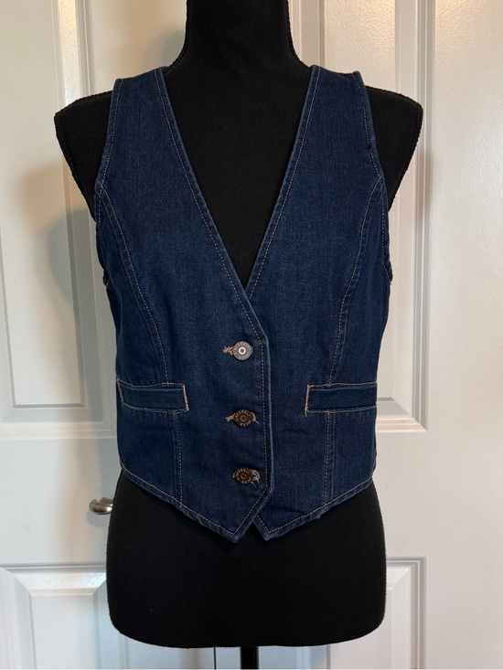Sincerly Jules Jackets & Blazers - NWT Sincerely Jules SZ M Dark Denim Vest 3 buttons Faux Pockets Fitted
